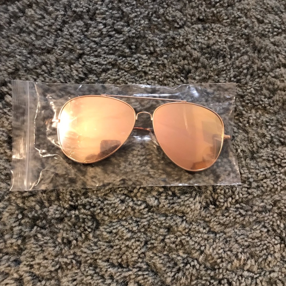 Rose Gold Aviator Sunglasses☀️ - Picture 3 of 6